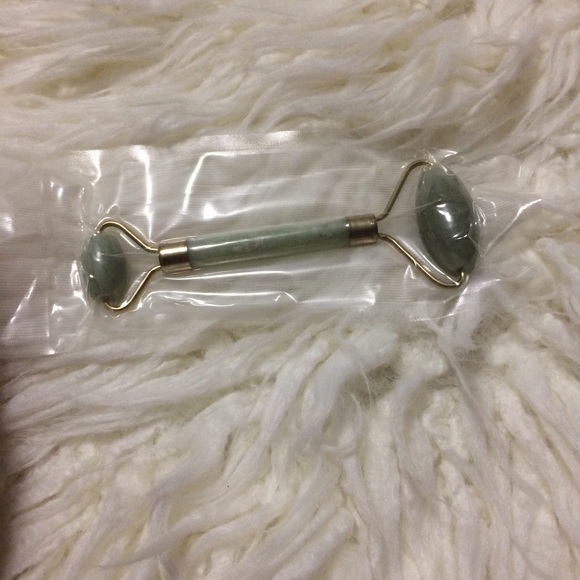 NWT Jade Roller Green Gift Skincare Spa Anti- Aging - Picture 1 of 5